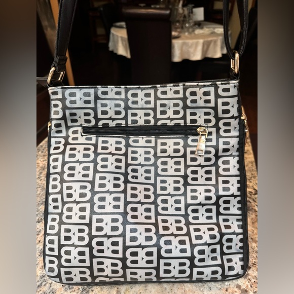 Betty Boop purse with gold hardware and rhinestones. Zipper expansion on bottom - Picture 11 of 15